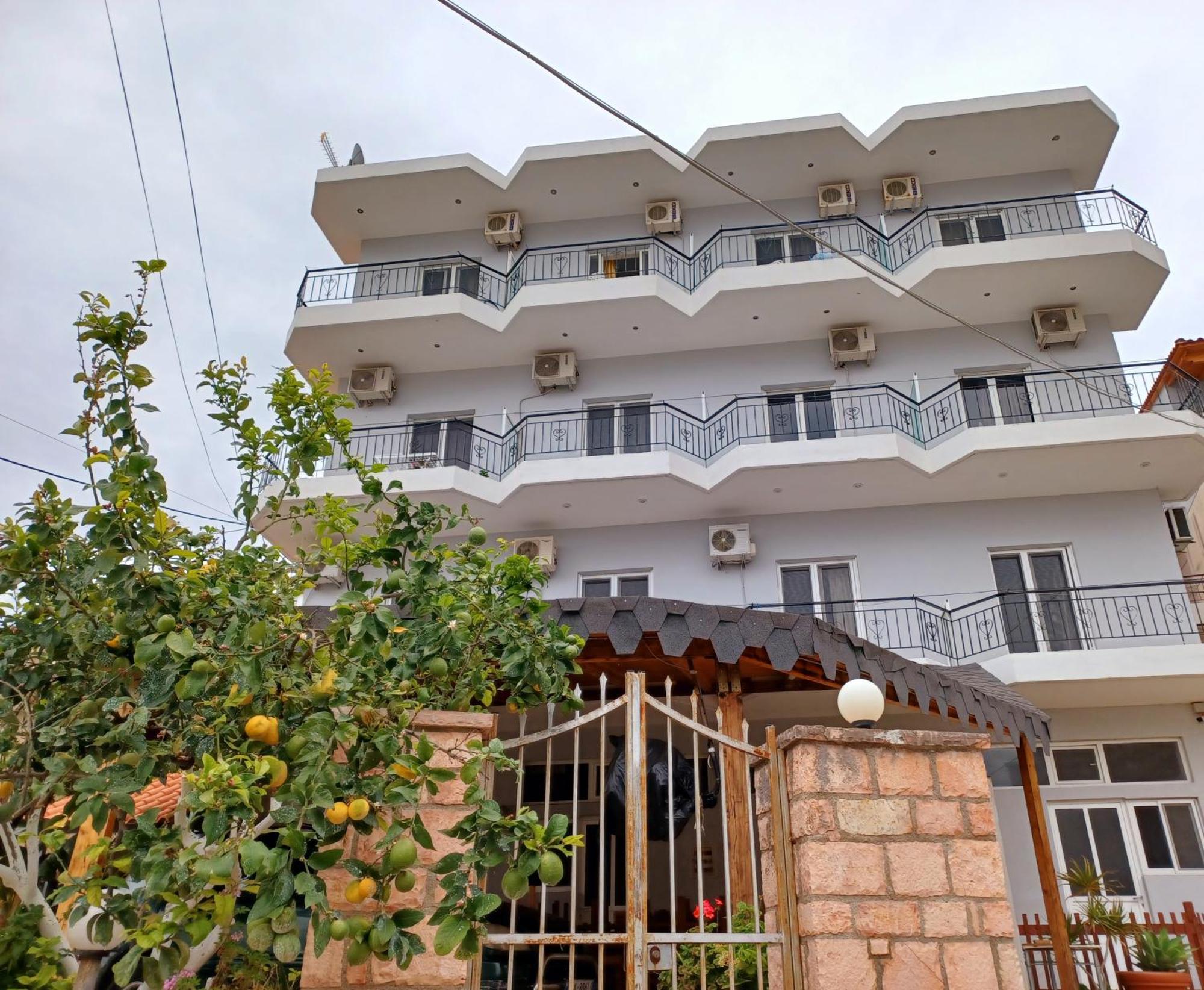 Arileo Hotell Himare Exteriör bild