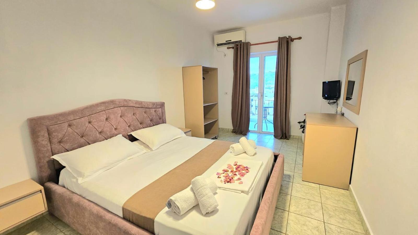 Arileo Hotell Himare Exteriör bild